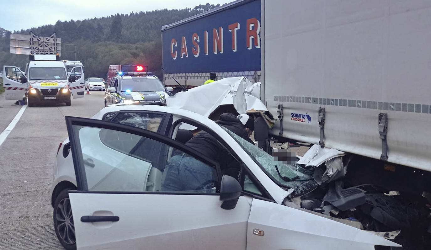 Brutal colisión entre un coche y un camión en la autopista &#039;Y&#039; en Gijón