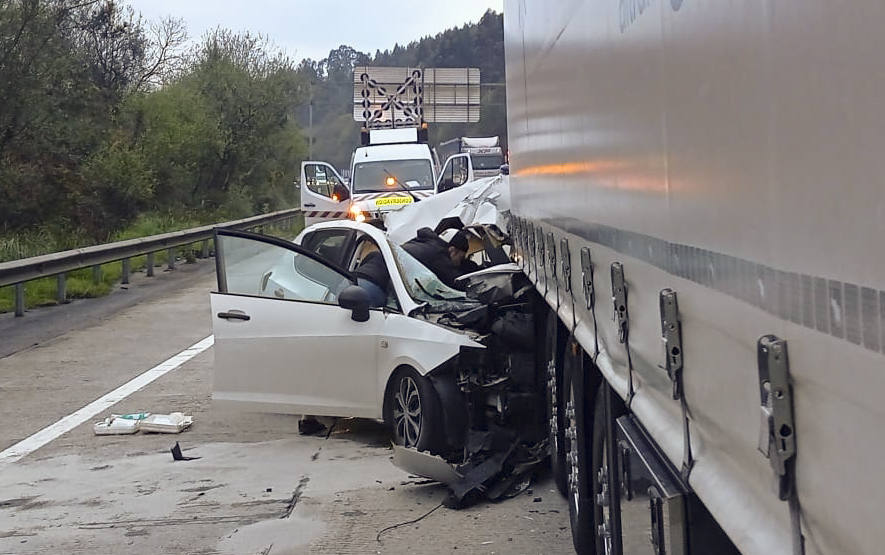 Brutal colisión entre un coche y un camión en la autopista &#039;Y&#039; en Gijón