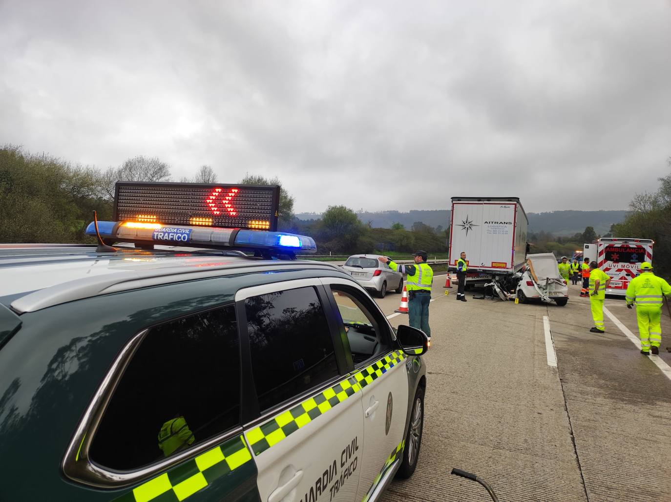 Brutal colisión entre un coche y un camión en la autopista &#039;Y&#039; en Gijón