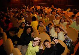 Alumnos gijoneses celebran el Día Internacional de la Felicidad en el Jovellanos.