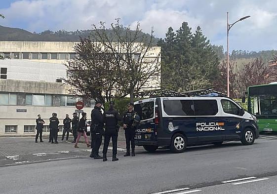 Despliegue policial a las puertas del hospital del Nalón.