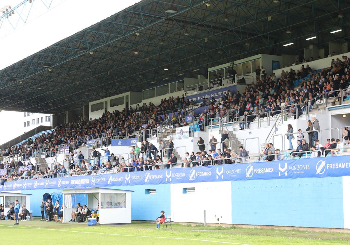 Aficionados del Real Avilés, en las gradas del Suárez Puerta.