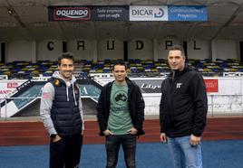 Iván Pinino, Capi e Iván Pinel, excompañeros de Jandro, posando para EL COMERCIO, ayer, en el Hermanos Antuña de Mieres.