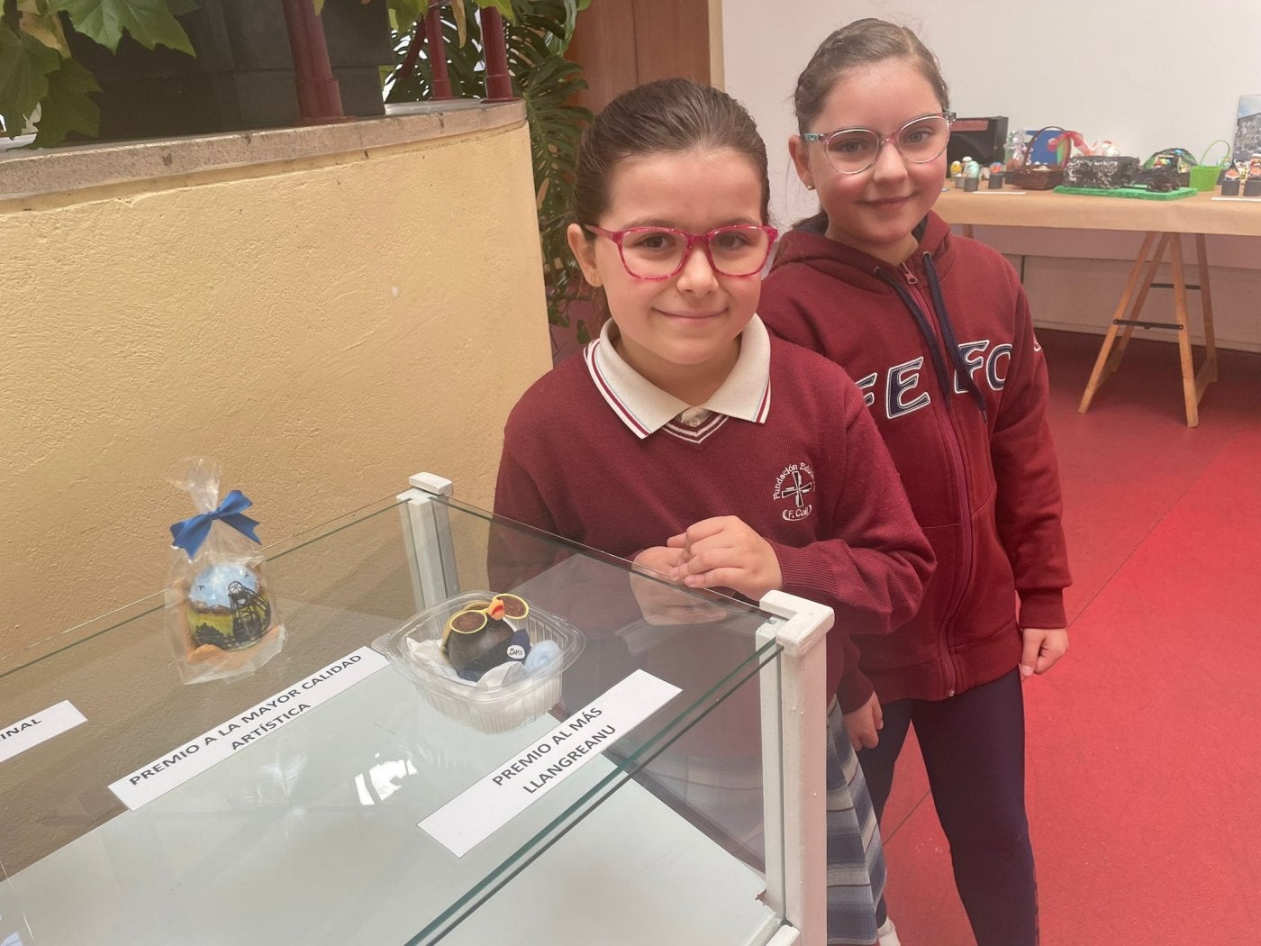 Carmen Ríos y Martina Prieto posan junto a sus trabajos.