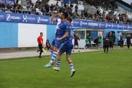 Natalio celebra con la grada de Juan Ochoa el 2-0 ante el Oviedo Vetusta junto a Miguel Sierra.