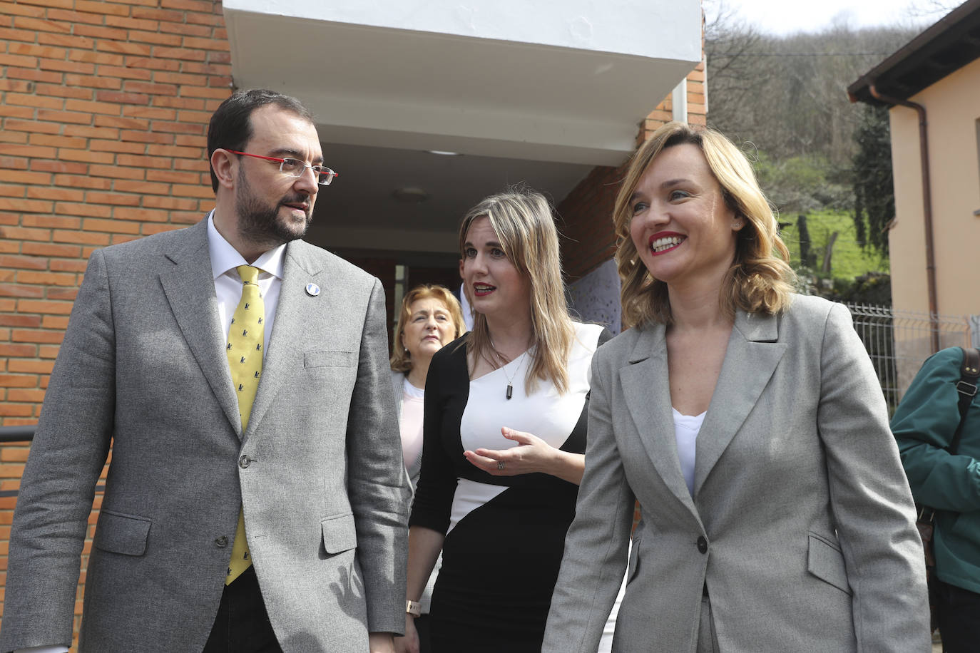 Las imágenes que deja la visita a Asturias de la ministra de Educación, Pilar Alegría