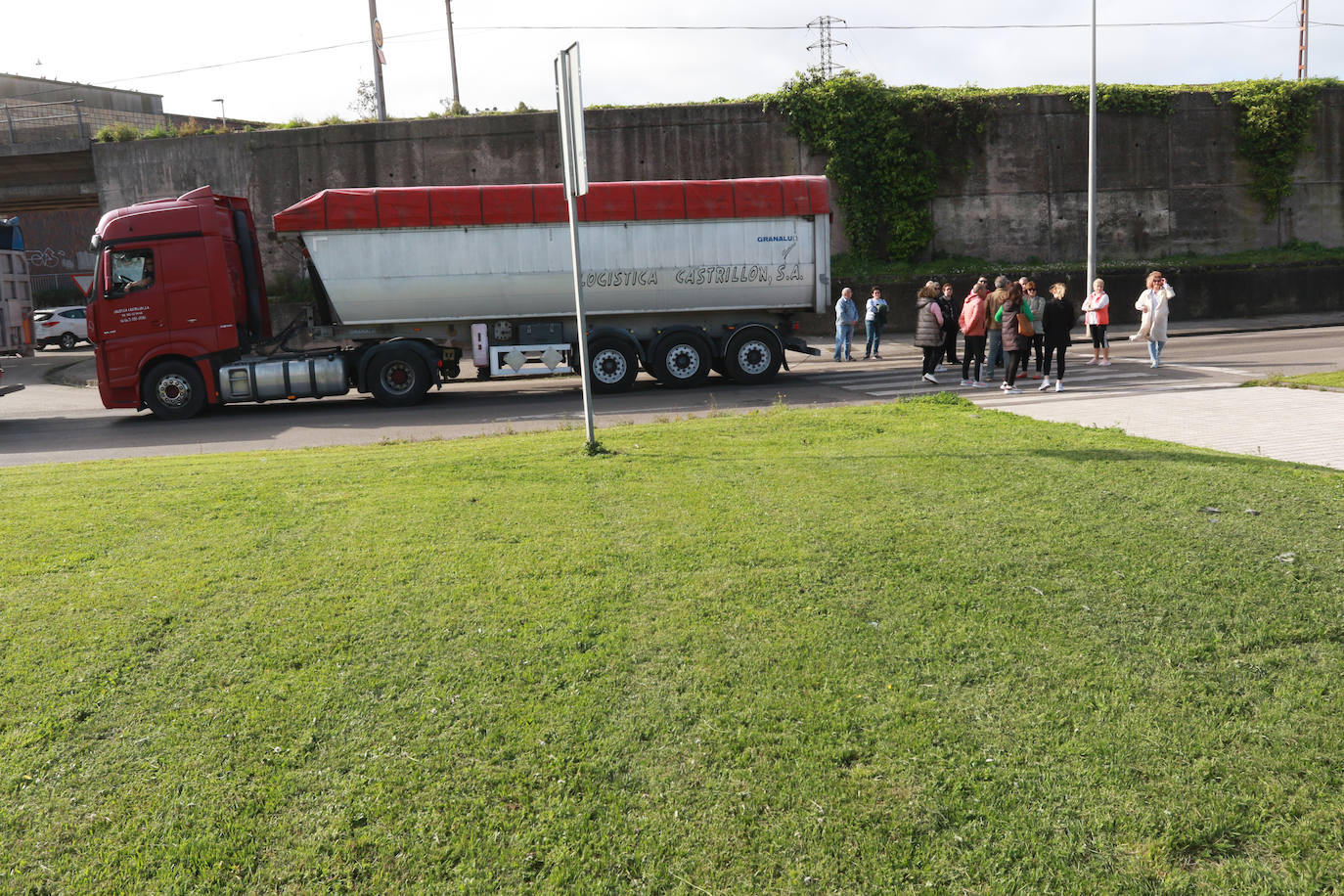 Los vecinos salen a la calle por el hartazgo con el vial de Jove