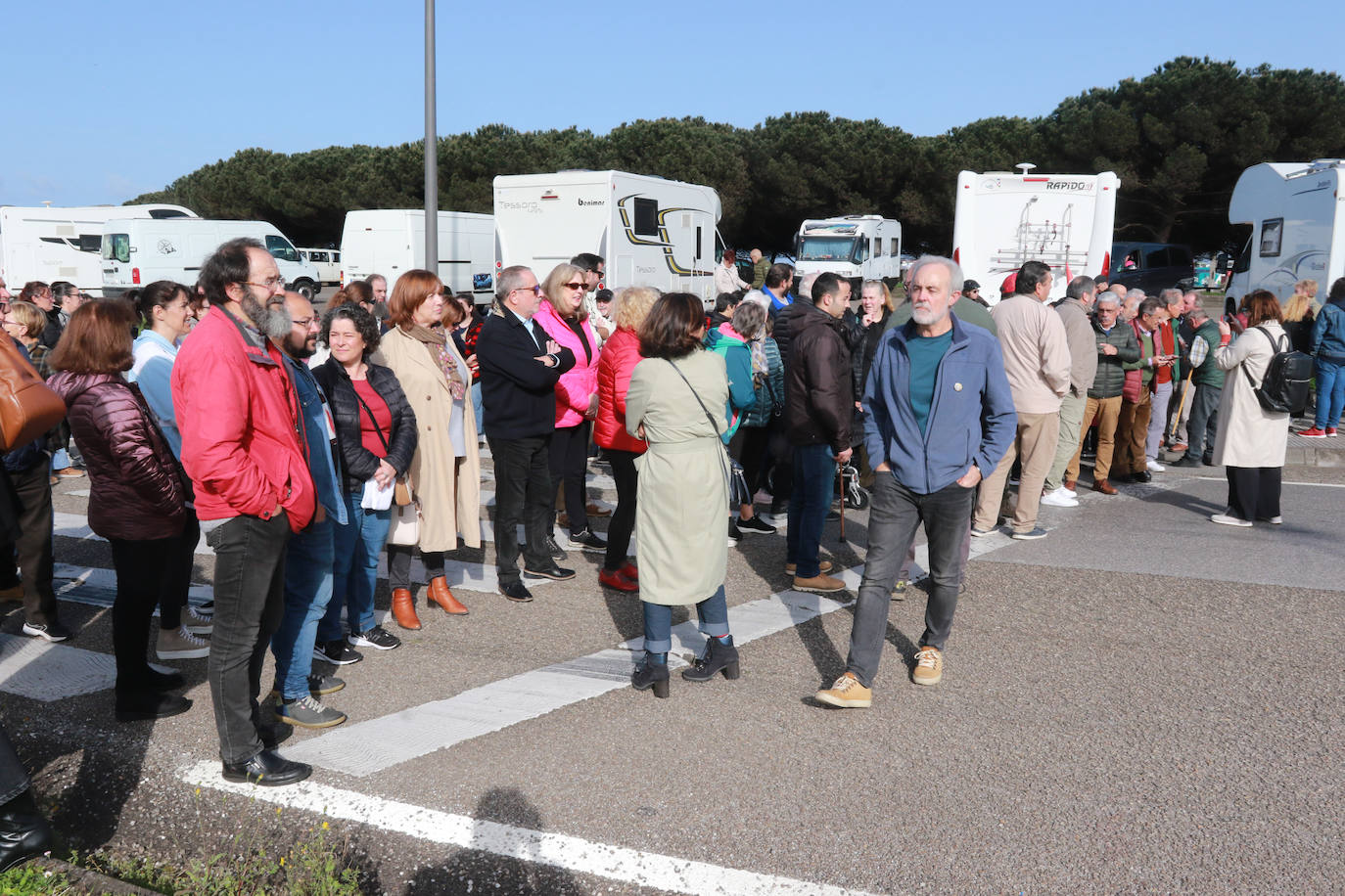 Los vecinos salen a la calle por el hartazgo con el vial de Jove