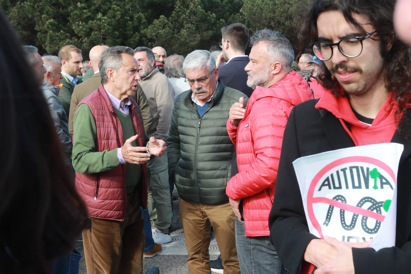 Los vecinos salen a la calle por el hartazgo con el vial de Jove