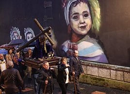 La procesión de Jesusín a su paso por la calle Galiana.