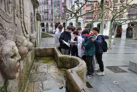 Un grupo de estudiantes anteuna de las paradas, Los Caños deSan Francisco.