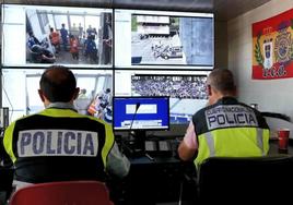 Los agentes revisando las cámaras de seguridad para lograr identificar al agresor.