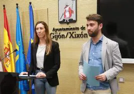 Ángela Pumariega y Andrés Ruiz, durante la rueda de prensa por el vial de Jove.