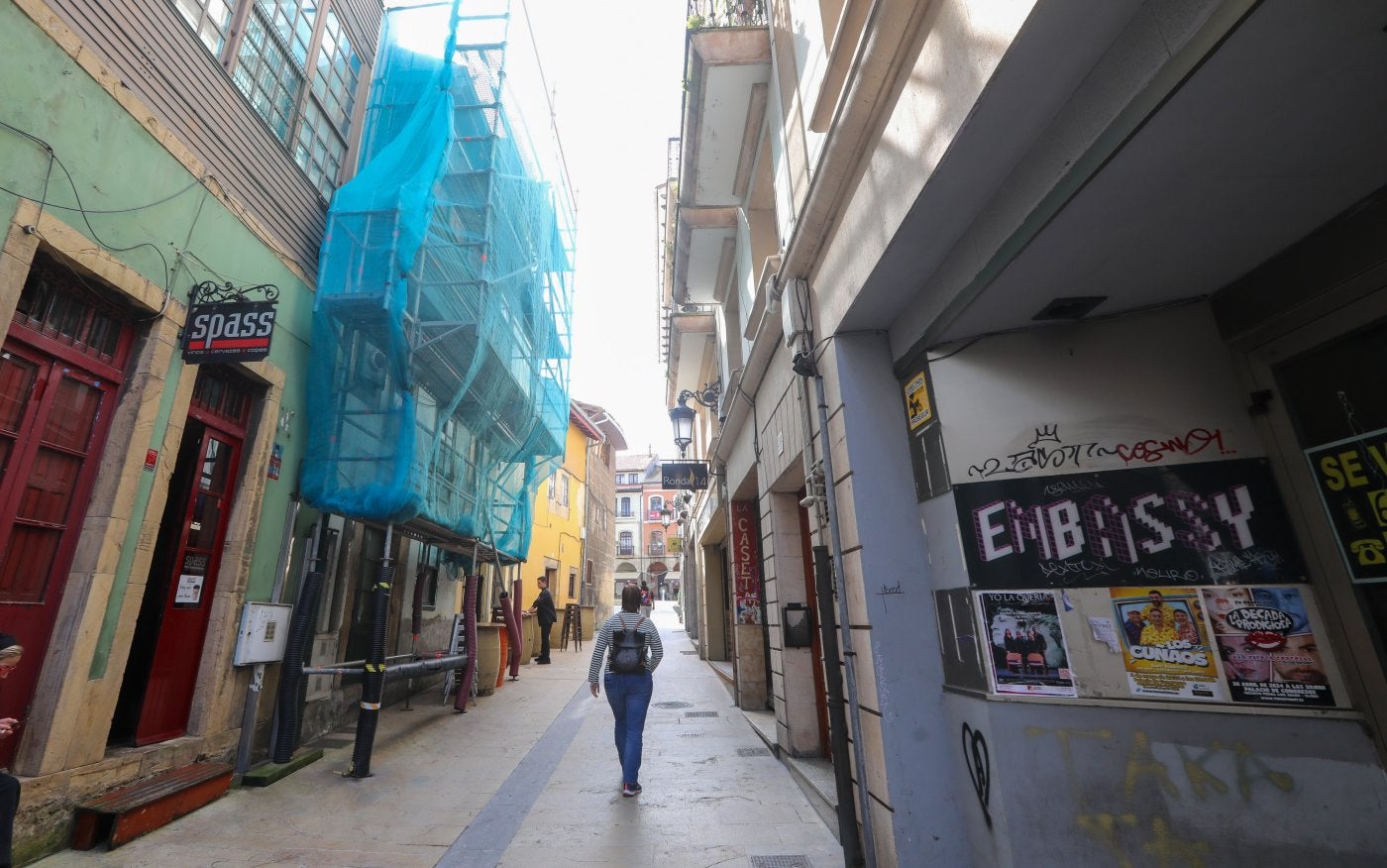 Andamios en un edificio en ruina en la calleja de los Cuernos.