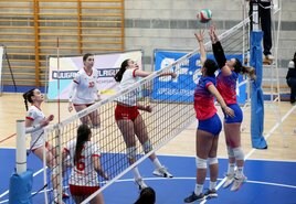 Una acción del duelo regional entre el Oviedo y el Grupo, en el polideportivo José Manuel Fuente.