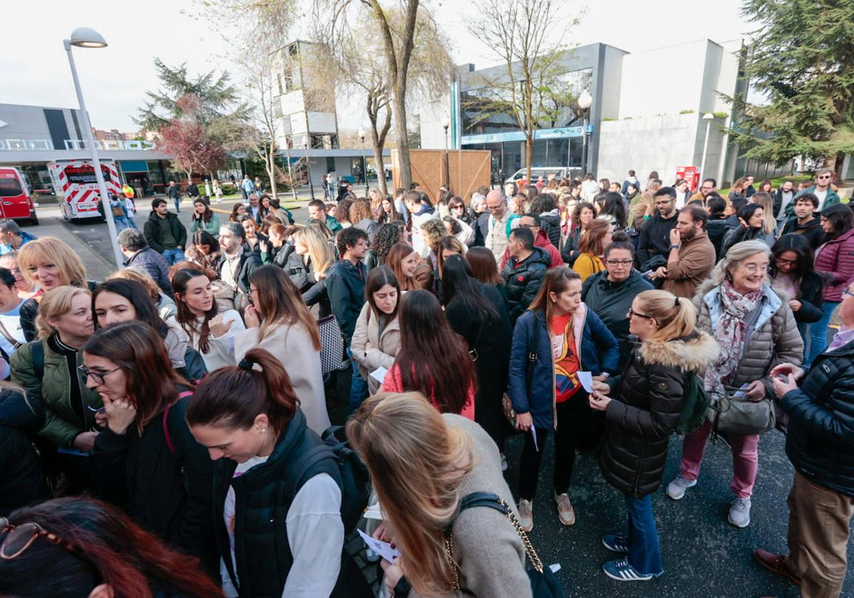 Nervios, esperanza y mucho esfuerzo en la macrooposición de la sanidad pública asturiana