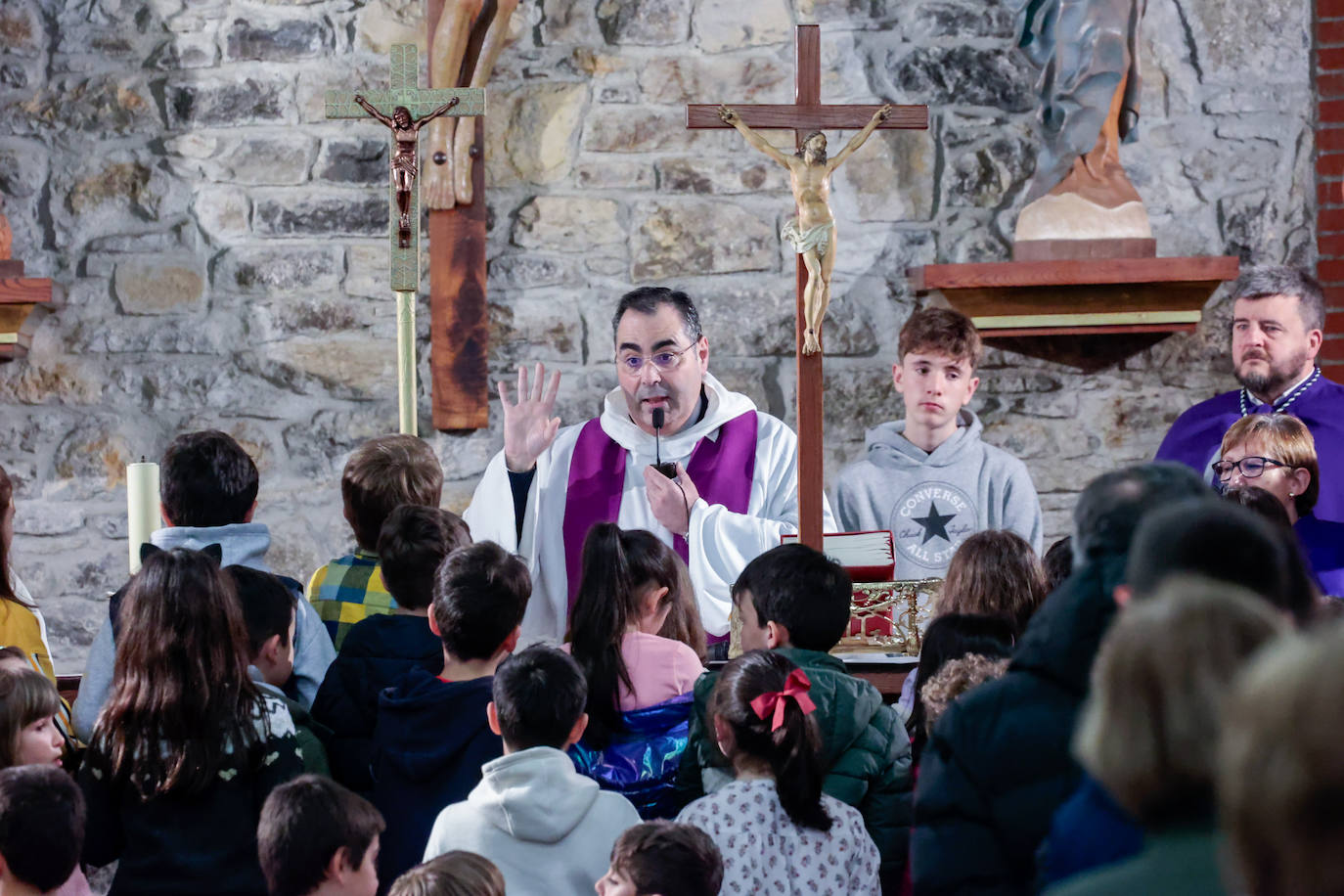 Los niños dan paso a la Semana Santa en Gijón