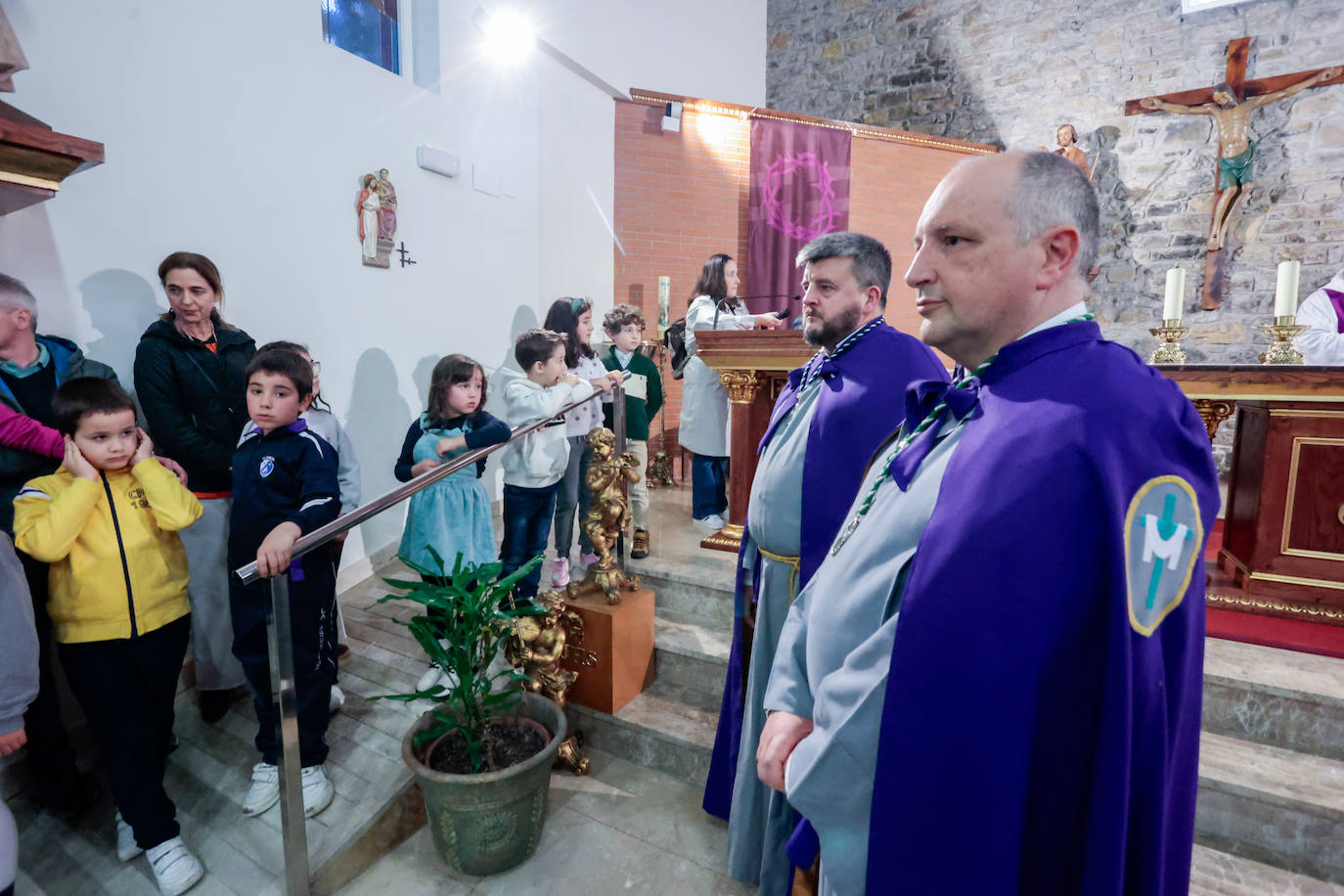 Los niños dan paso a la Semana Santa en Gijón