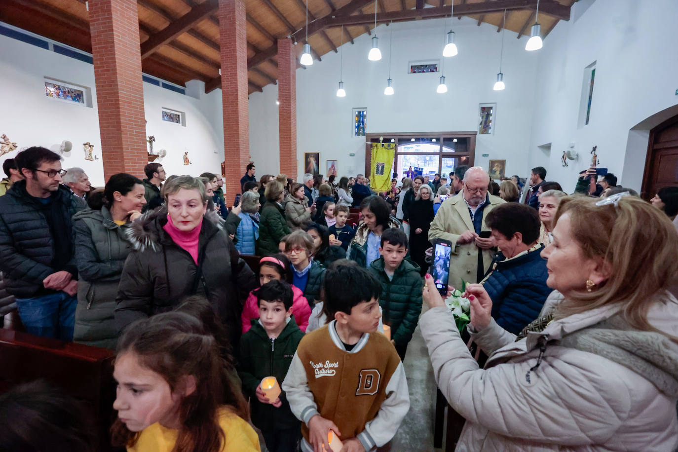 Los niños dan paso a la Semana Santa en Gijón