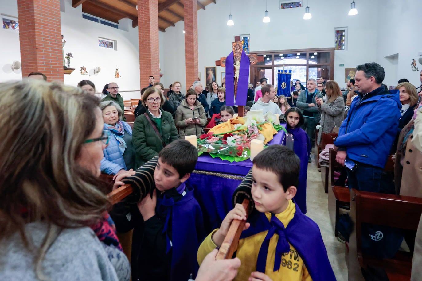 Los niños dan paso a la Semana Santa en Gijón