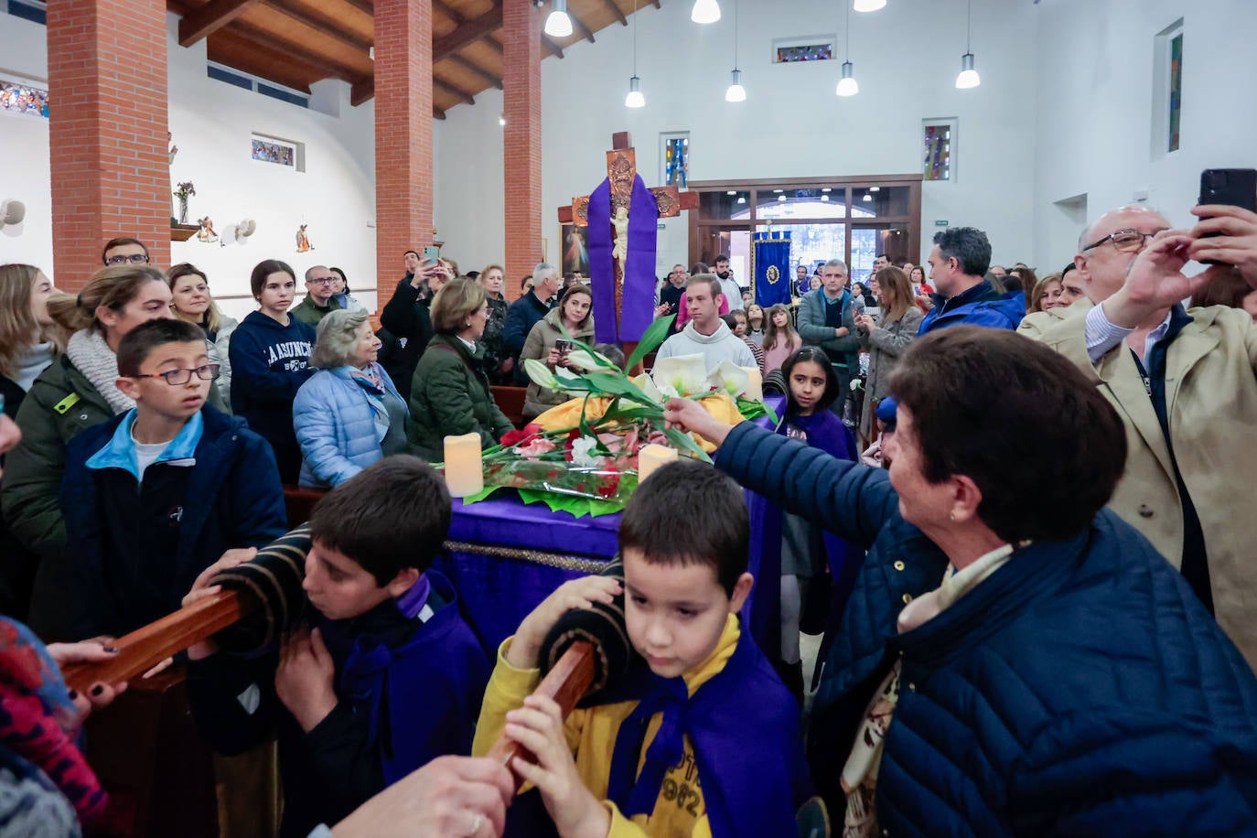 Los niños dan paso a la Semana Santa en Gijón