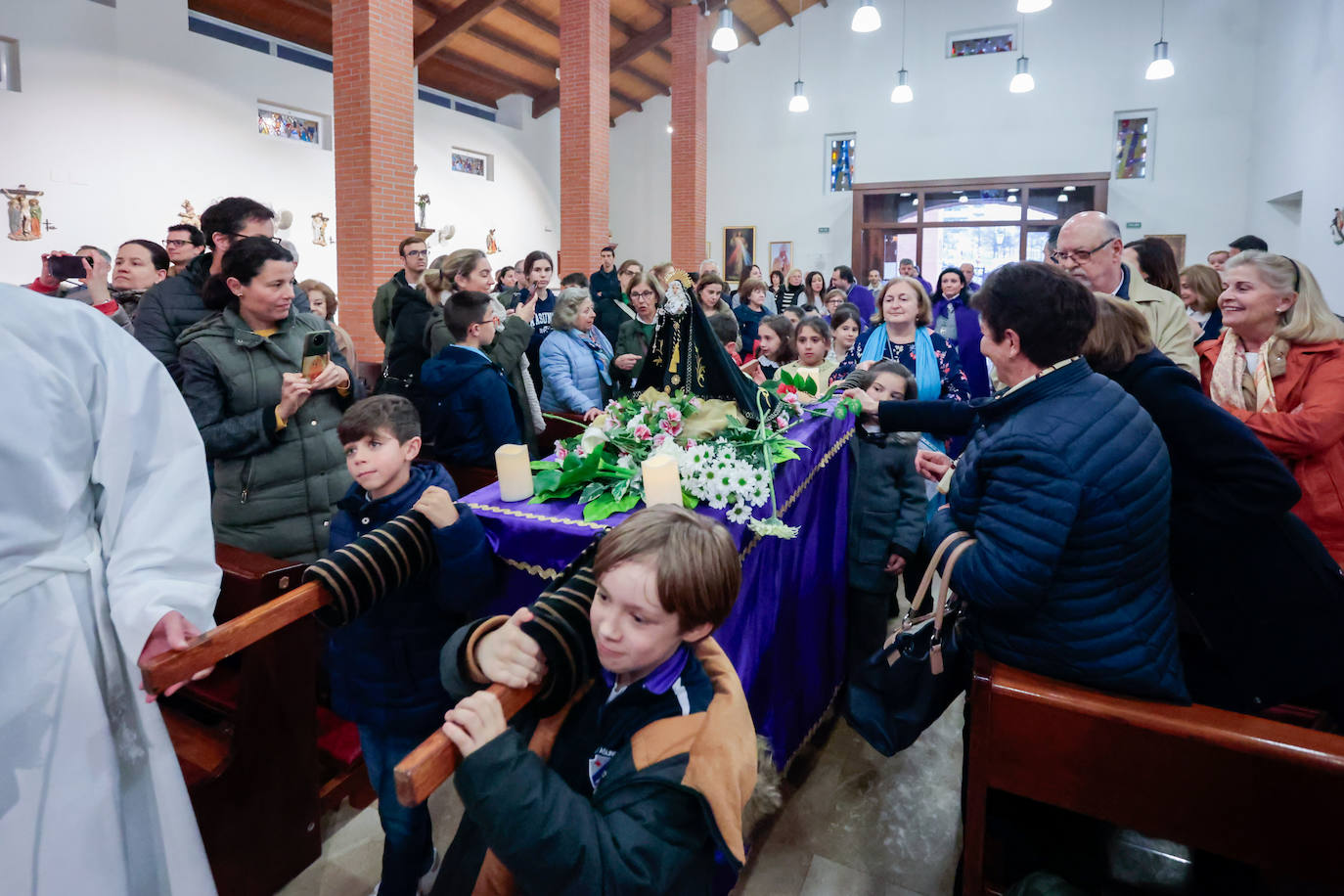 Los niños dan paso a la Semana Santa en Gijón