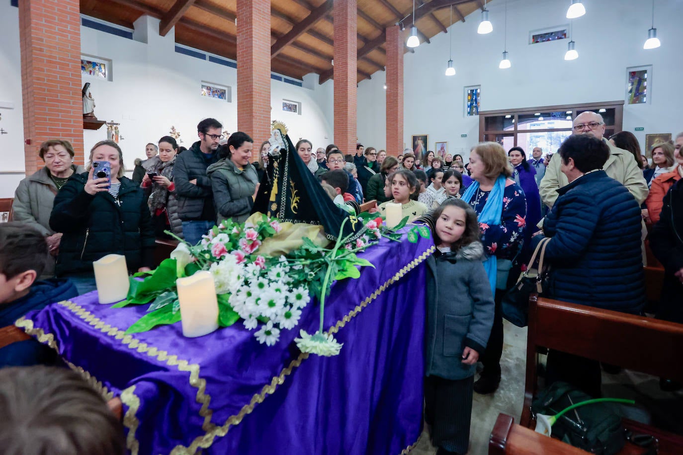 Los niños dan paso a la Semana Santa en Gijón