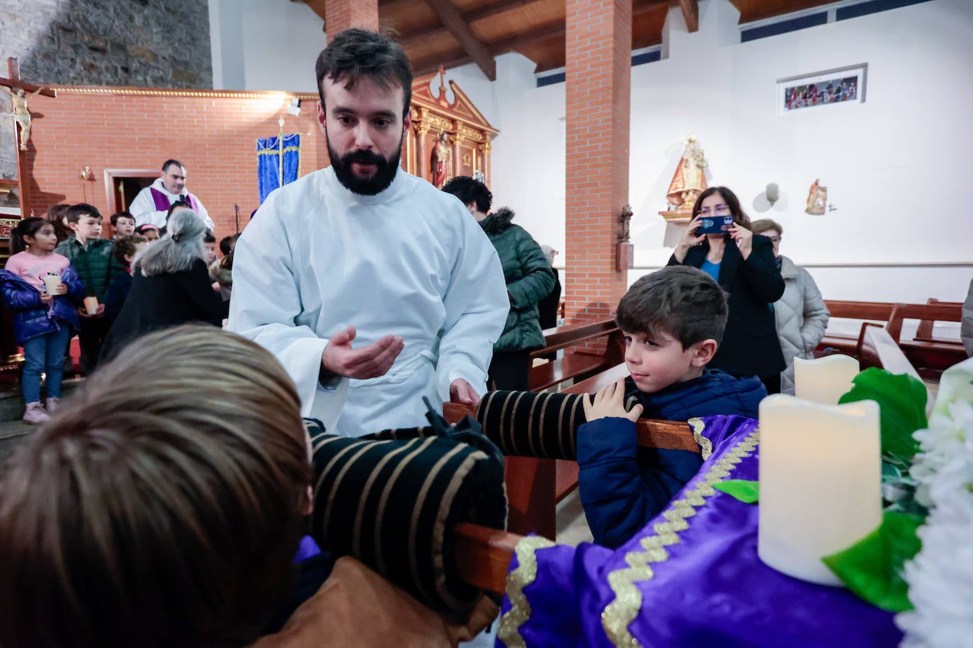 Los niños dan paso a la Semana Santa en Gijón