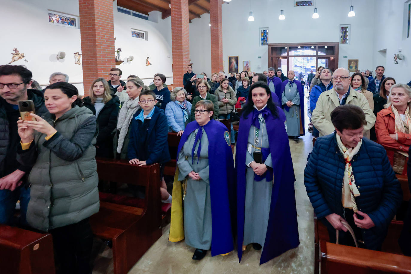 Los niños dan paso a la Semana Santa en Gijón