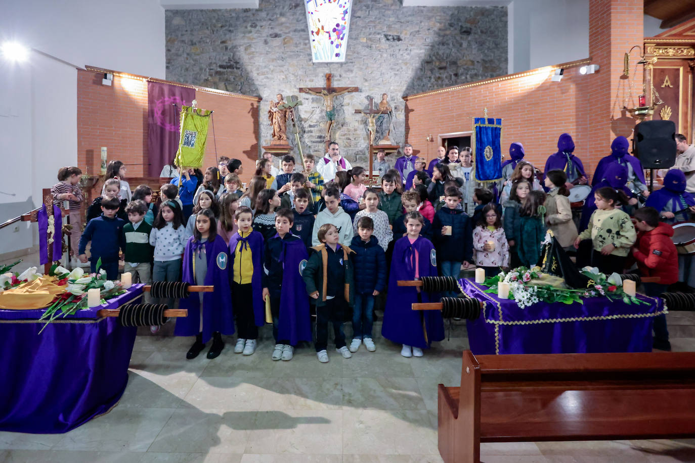 Los niños dan paso a la Semana Santa en Gijón