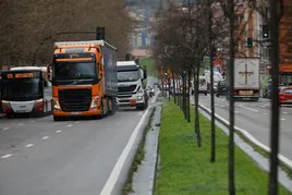 Camiones circulando por ambos sentidos de la avenida de Príncipe de Asturias.