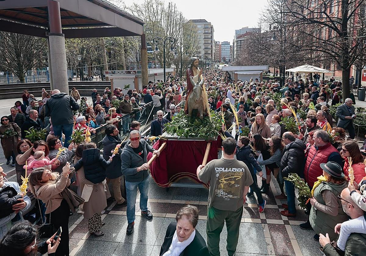 Cientos de feligreses se agolparon en Begoña para ver la procesión.