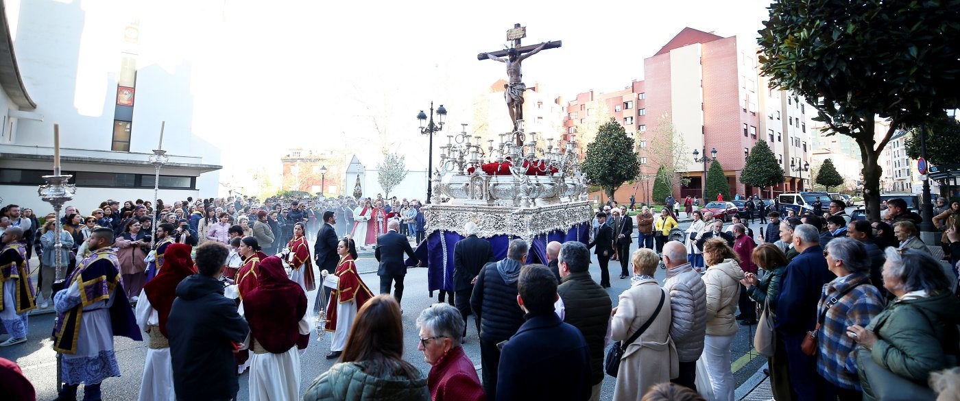 La Tenderina se volcó como público a la salida del paso de la Sagrada Lanzada ante la iglesia de San Francisco Javier.