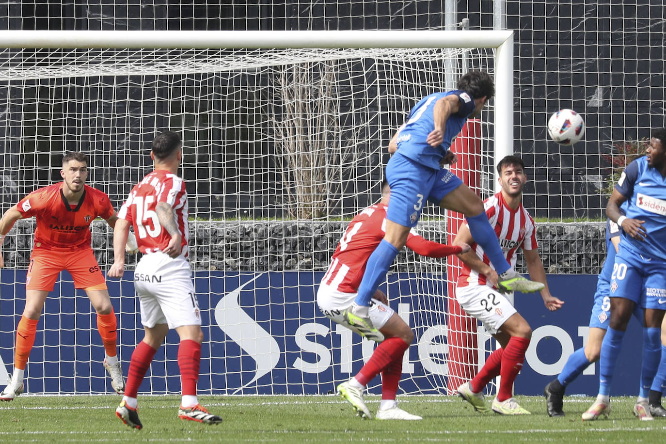 Las imágenes que deja el partido entre el Amorebieta y el Sporting de Gijón