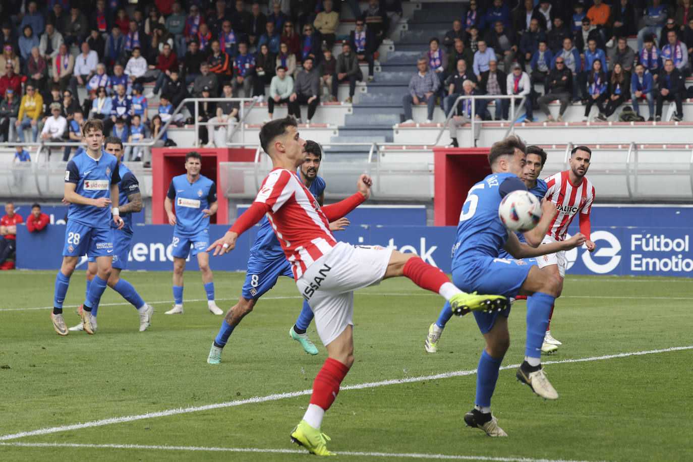 Las imágenes que deja el partido entre el Amorebieta y el Sporting de Gijón