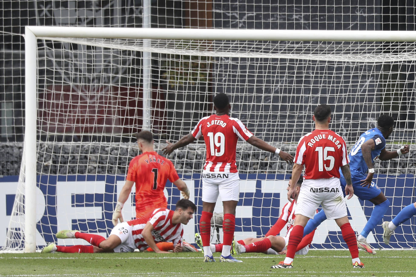 Las imágenes que deja el partido entre el Amorebieta y el Sporting de Gijón