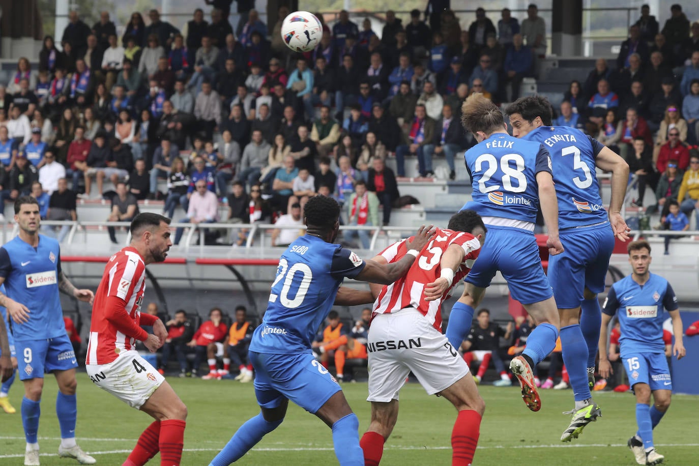 Las imágenes que deja el partido entre el Amorebieta y el Sporting de Gijón