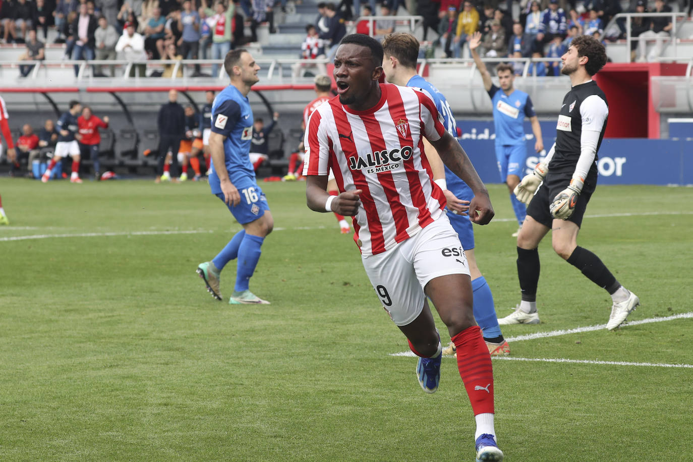 Las imágenes que deja el partido entre el Amorebieta y el Sporting de Gijón