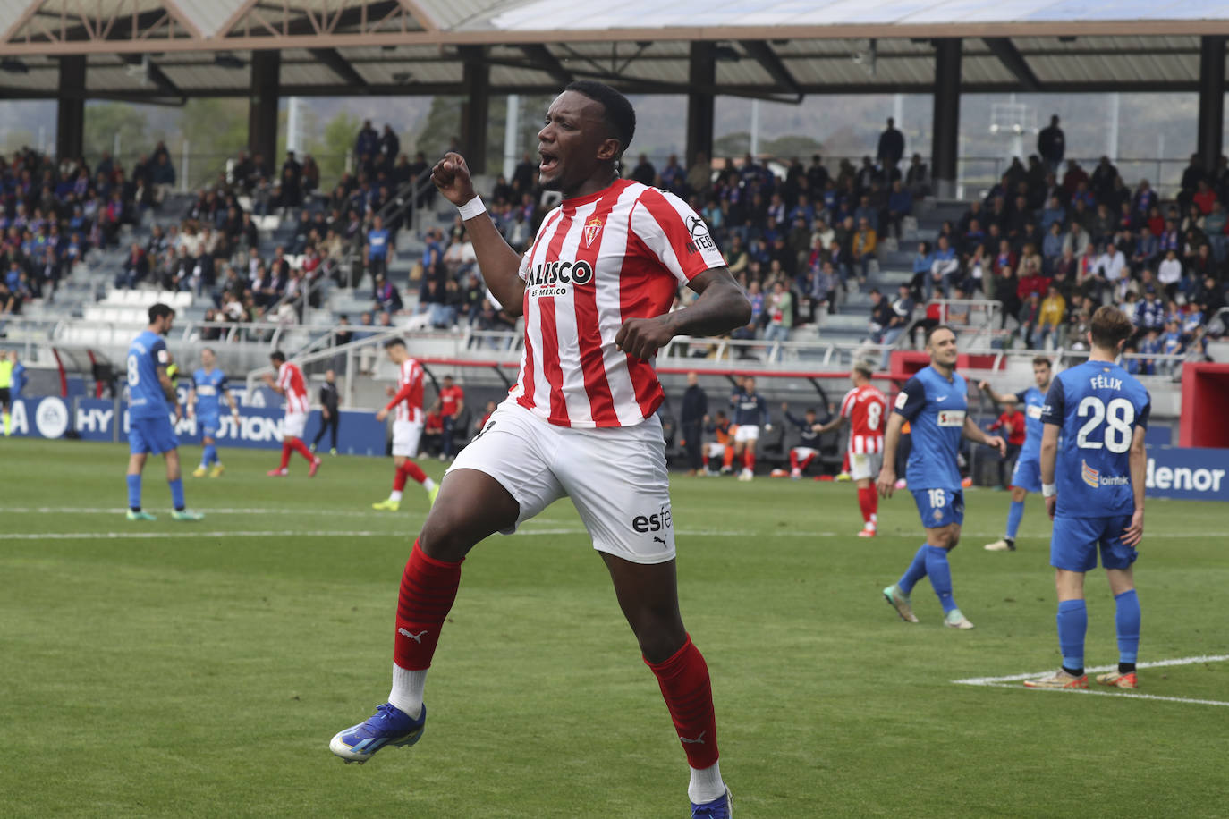 Las imágenes que deja el partido entre el Amorebieta y el Sporting de Gijón