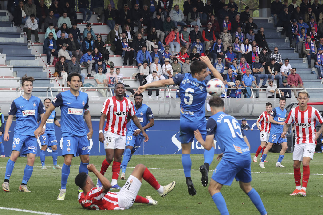 Las imágenes que deja el partido entre el Amorebieta y el Sporting de Gijón