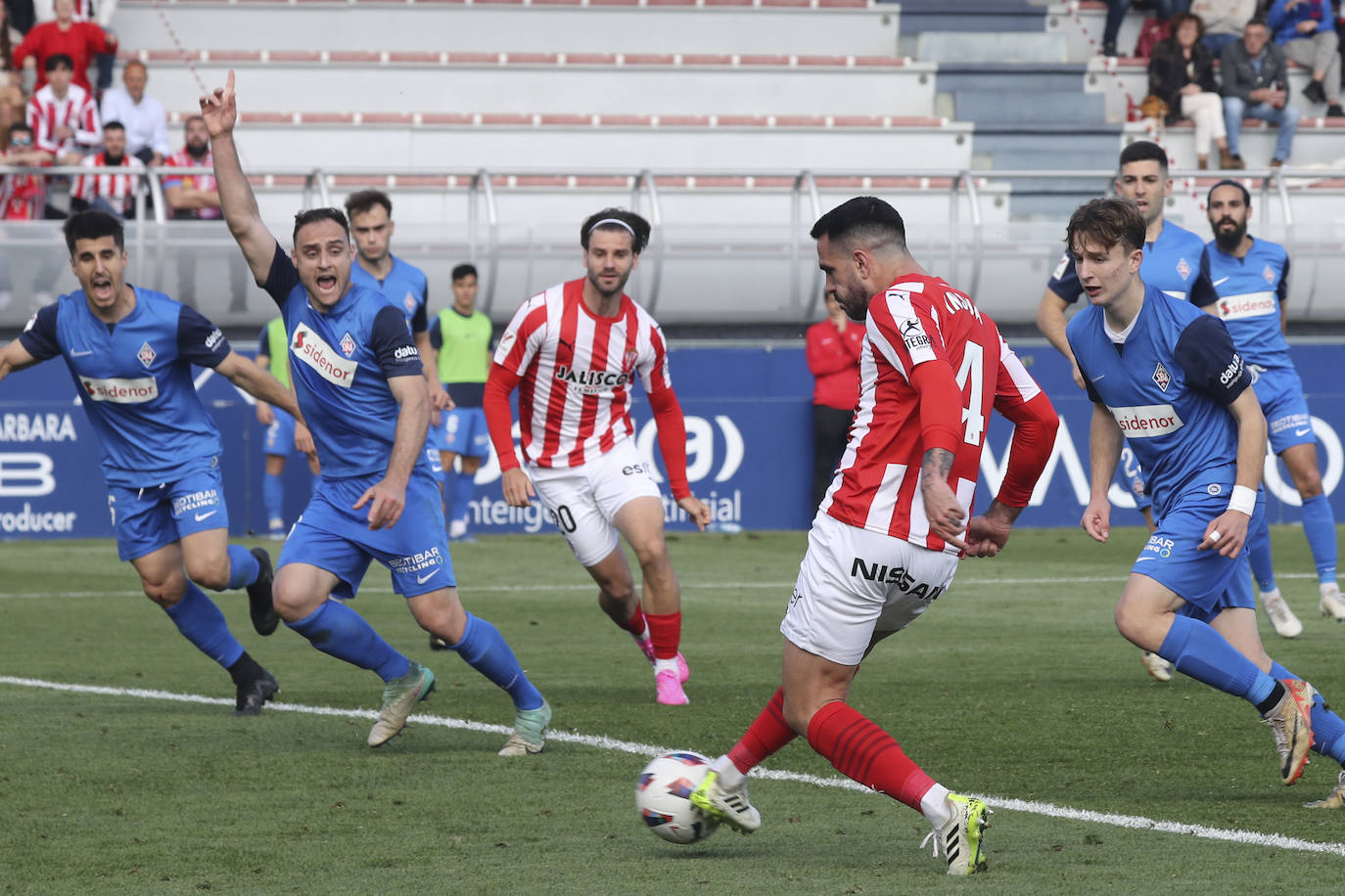 Las imágenes que deja el partido entre el Amorebieta y el Sporting de Gijón