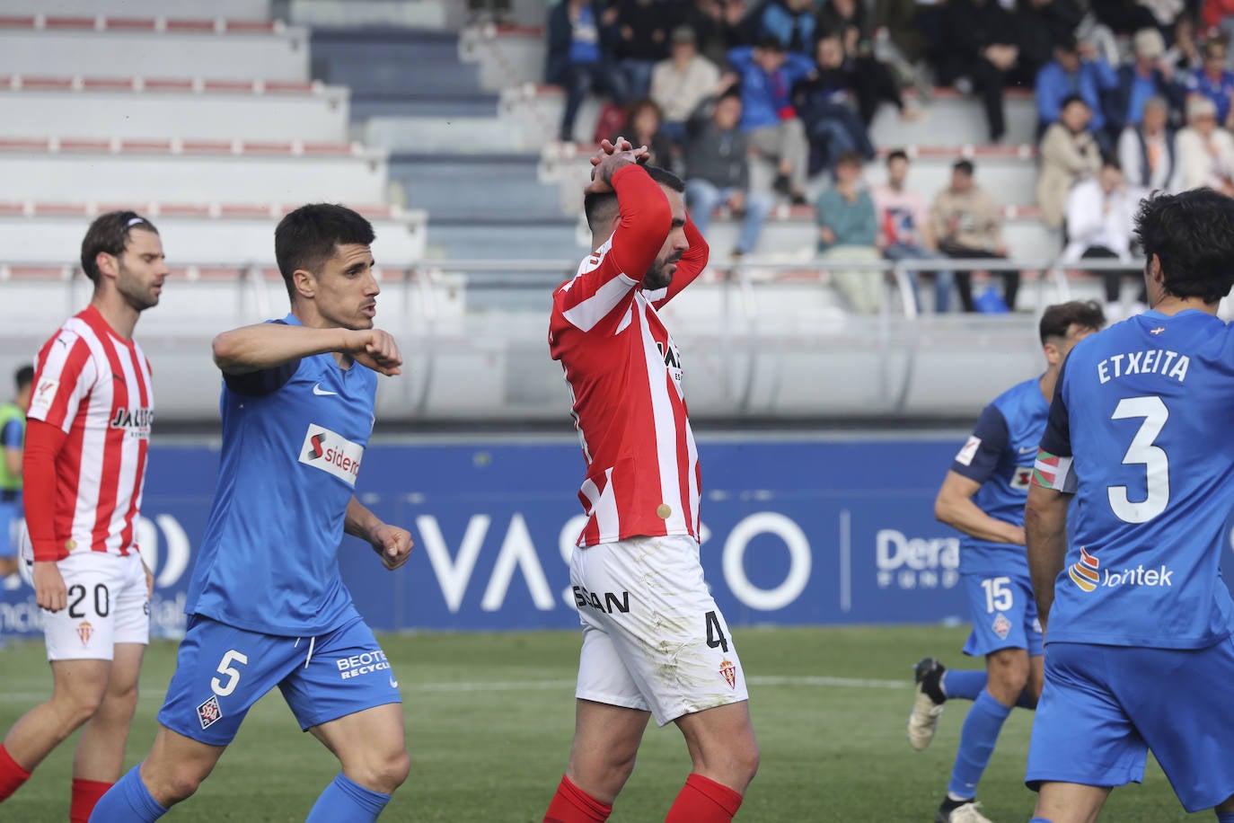 Las imágenes que deja el partido entre el Amorebieta y el Sporting de Gijón