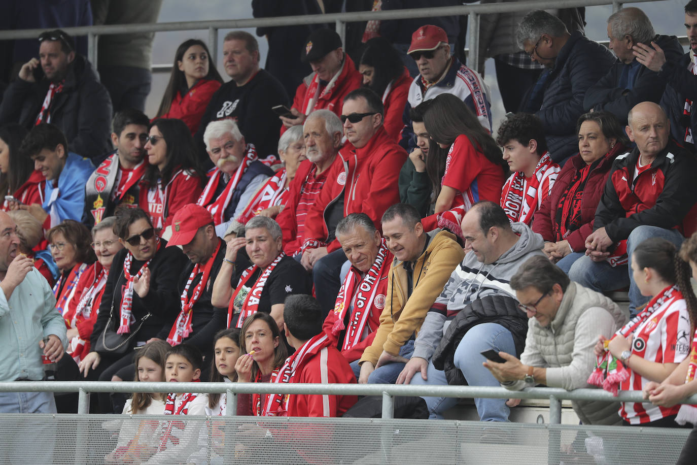 ¿Estuviste animando al Sporting ante el Amorebieta? ¡Búscate en las fotos!