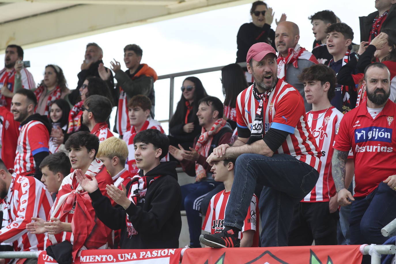 ¿Estuviste animando al Sporting ante el Amorebieta? ¡Búscate en las fotos!