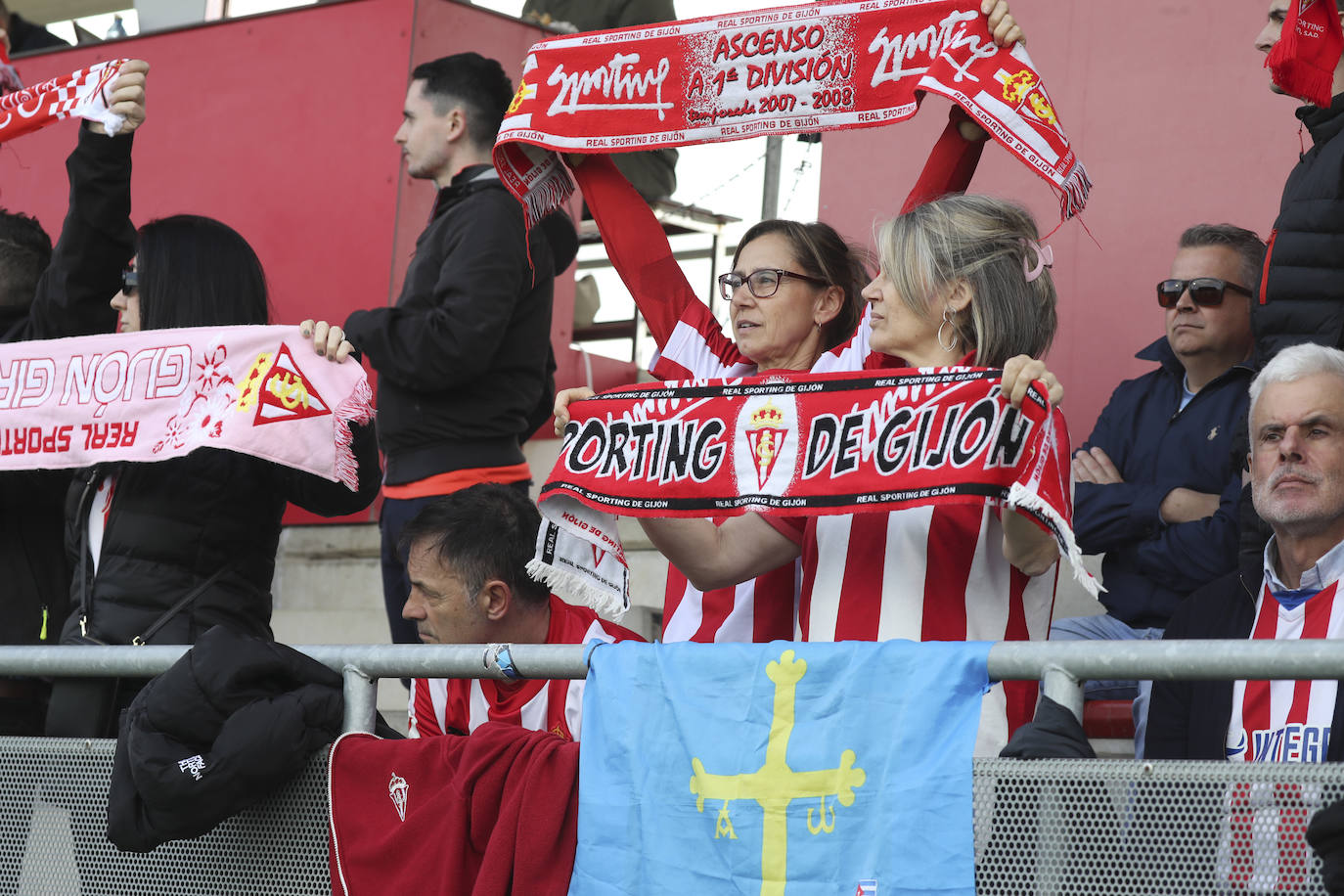 ¿Estuviste animando al Sporting ante el Amorebieta? ¡Búscate en las fotos!