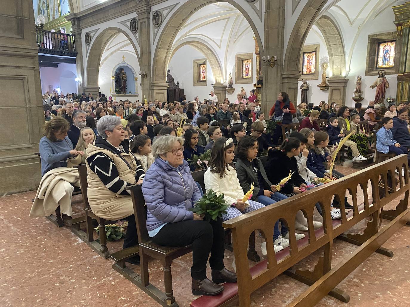 Candás recibió la Semana Santa con la bendición de ramos en la iglesia de San Félix. El templo se llenó completamente y el párroco José Manuel García Rodríguez bendijo las palmas de los candasinos, que posteriormente salieron en procesión por la escalinata.