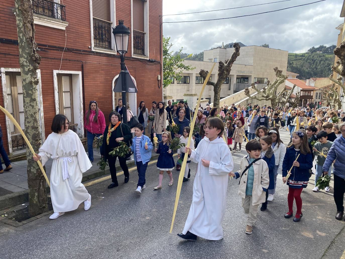 Candás recibió la Semana Santa con la bendición de ramos en la iglesia de San Félix. El templo se llenó completamente y el párroco José Manuel García Rodríguez bendijo las palmas de los candasinos, que posteriormente salieron en procesión por la escalinata.
