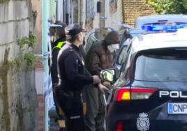 El acusado de La Felguera acudió este domingo a la casa donde vivía con la víctima para reconstruir el crimen.