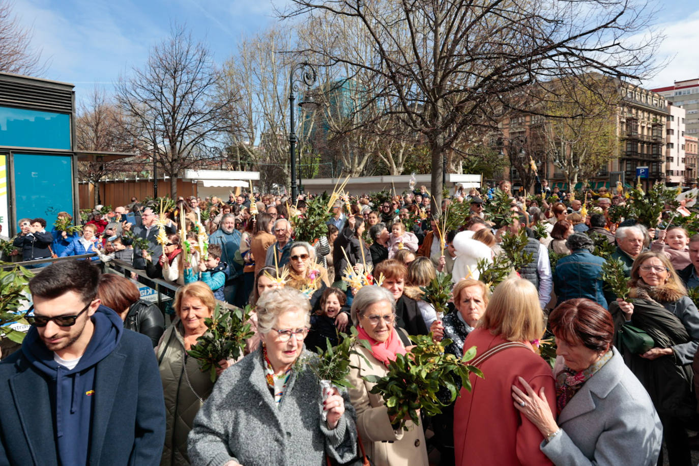 Asturias abre la Semana Santa con un multitudinario Domingo de Ramos