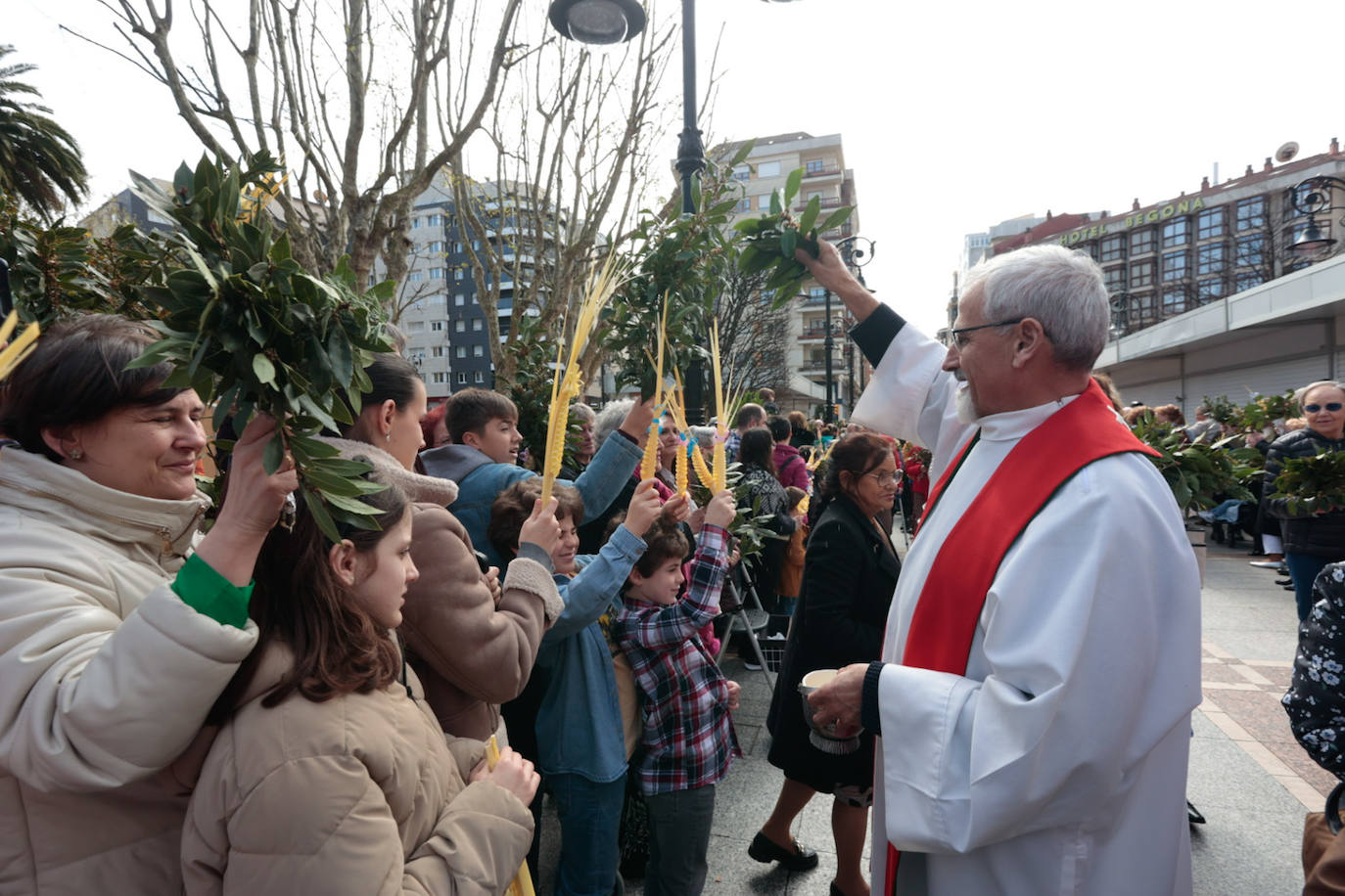 Asturias abre la Semana Santa con un multitudinario Domingo de Ramos